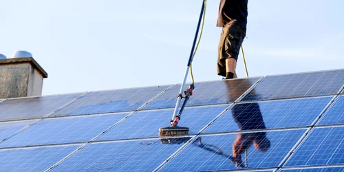 curatare panouri fotovoltaice jpg