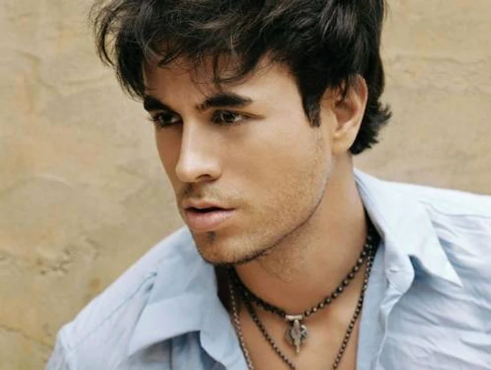 
    Enrique Iglesias este imaginea firmei de parfumuri Azzaro  