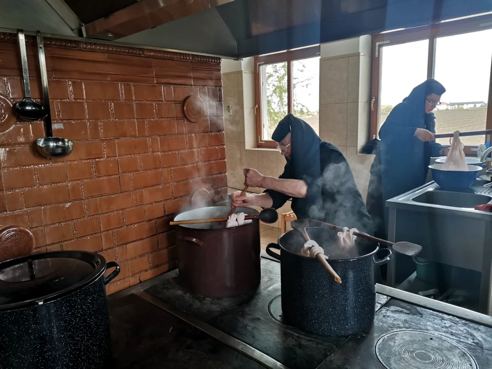Vopsitul ouălor roşii la mănăstirea Timişeni-Şag FOTO Ş.Both