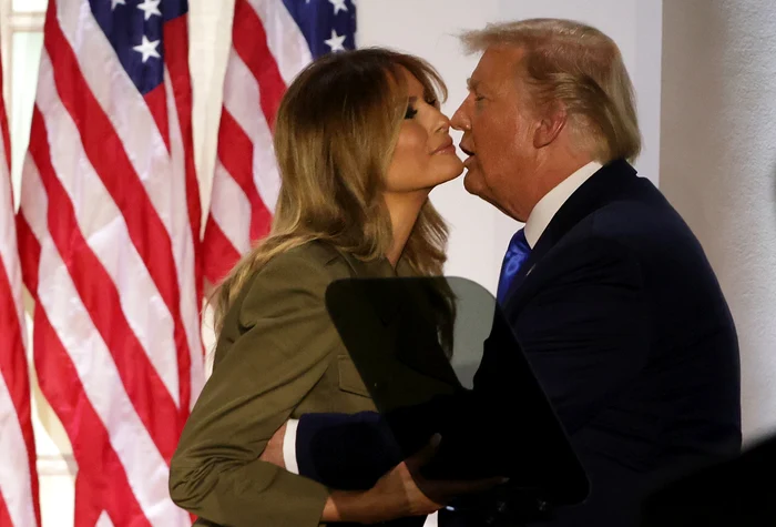 Donald Trump a răsplătit-o cu un sărut pe Melania, după discursul acesteia din Grădina Trandafirilorfoto: Getty Images
