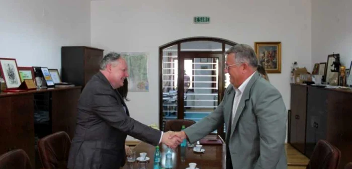 Philippe Beke, alături de primarul Ovidiu Creţu FOTO: Primăria Bistriţa