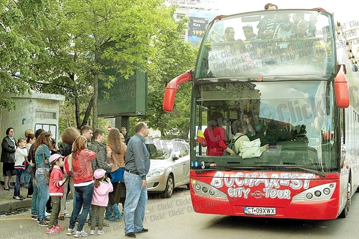 Bucureştenii au  savurat tradiţionalul  mic pe terasa de la mall