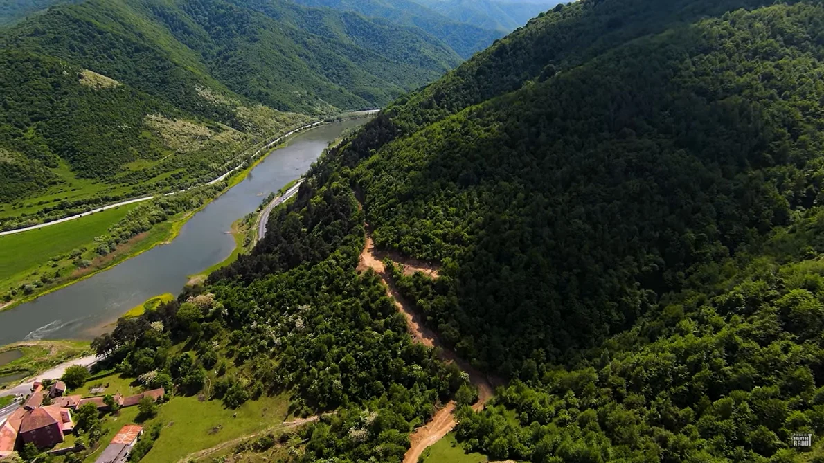 Drumurile tehnologice din partea nordică a Defileului Oltului pentru Lotul 2 al Autostrăzii Sibiu Pitești Sursă Radu Ignat 