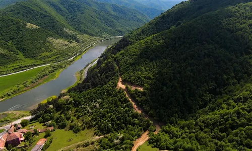 Drumurile tehnologice din partea nordică a Defileului Oltului pentru Lotul 2 al Autostrăzii Sibiu Pitești Sursă Radu Ignat 