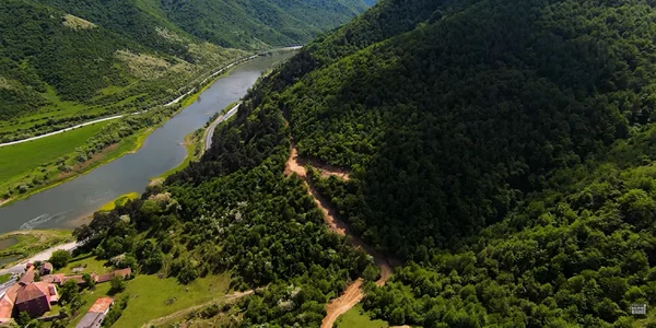 Drumurile tehnologice din partea nordică a Defileului Oltului pentru Lotul 2 al Autostrăzii Sibiu Pitești Sursă Radu Ignat 