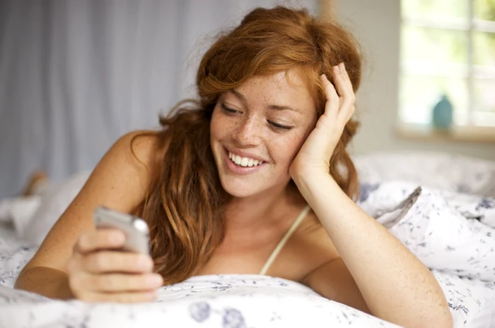 
    Acestea sunt simbolurile premiilor puse în joc în concursul Click! Mania Mobilefoto: Click!  