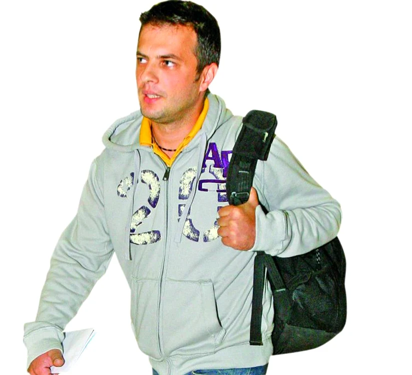 
    Emanuel Petruţ  vrea să-şi reia serviciul,  dar nu în Haiti, ci prin   transfer în oricare  alt loc de pe Pământ  