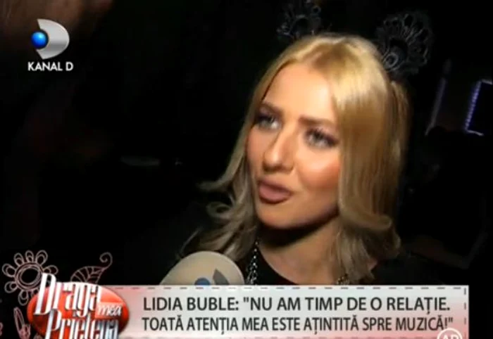 Frumoasa blondă nu are timp pentru viaţa personală