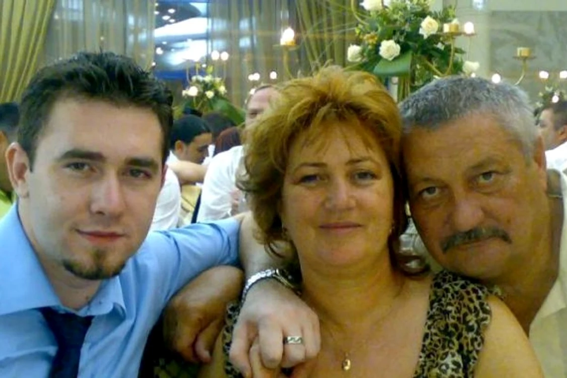 
    Andrei Găluţ, alături de familia saFoto: arhiva personală  