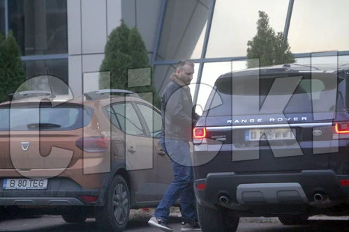 Adrian Brâncoveanu se urca in masina