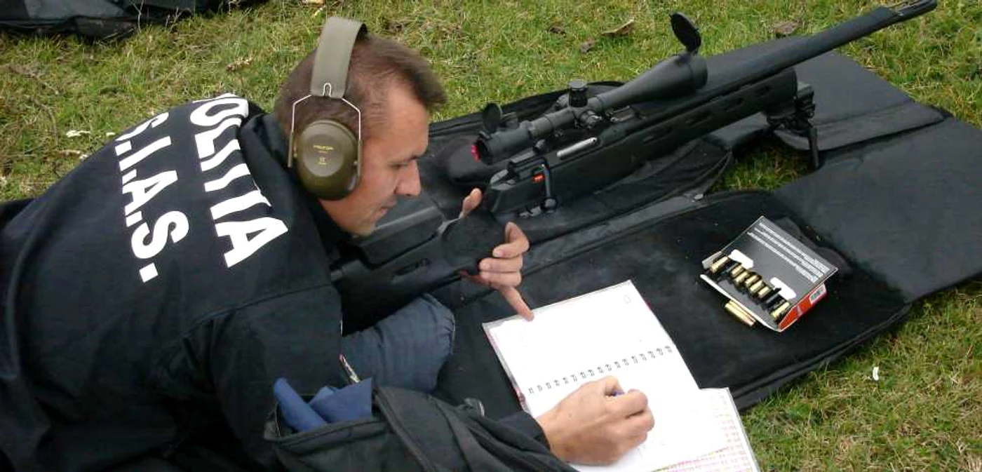 Poliţist de la SIAS în timpul unei şedinţe de tragere. Foto Adevărul/arhivă