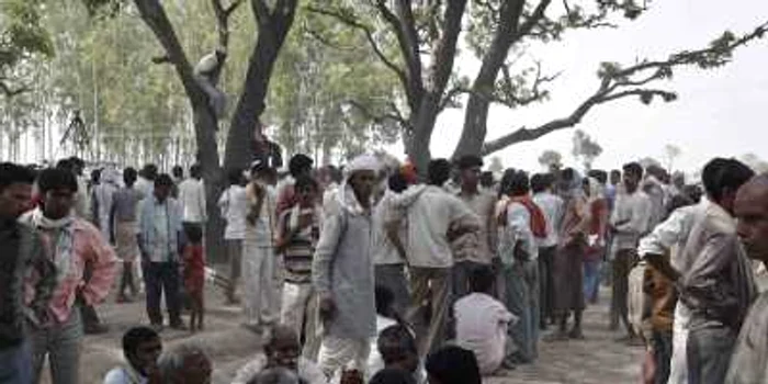 Locul unde au fost descoperite trupurile neînsufleţite ale celor două tinere, violate şi spânzurate de un copac, în în districtul Badaun din Uttar Pradesh (India) FOTO Reuters