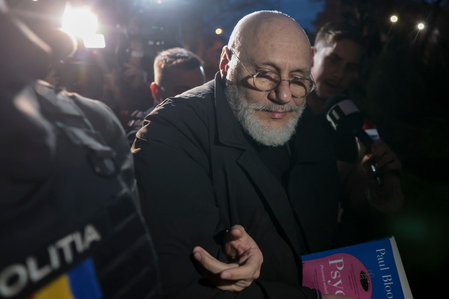 Medicul Cristian Andrei, acuzat de hărțuire sexuală, dus cu cătușe la audieri 
