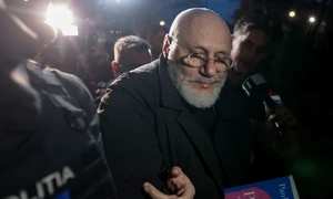 Cristian Andrei este escortat de polițiști la Serviciul de Investigații Criminale. FOTO Inquam Photos / George Călin