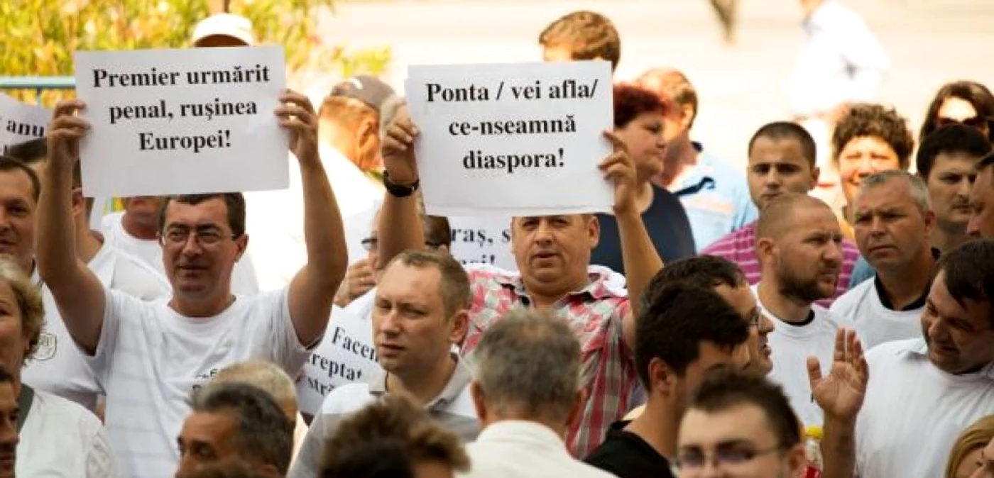Aproximativ 200 de persoane au ieşit în stradă la Craiova pentru a susţine moţiunea de cenzură