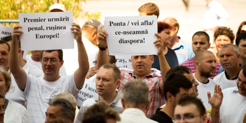 Aproximativ 200 de persoane au ieşit în stradă la Craiova pentru a susţine moţiunea de cenzură