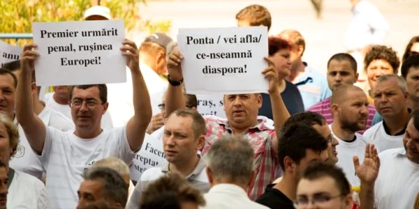 Aproximativ 200 de persoane au ieşit în stradă la Craiova pentru a susţine moţiunea de cenzură