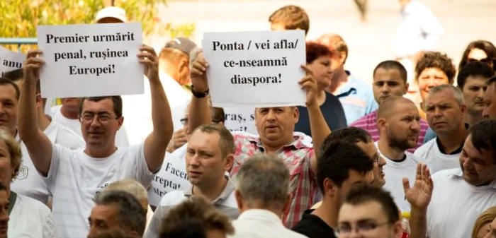 Aproximativ 200 de persoane au ieşit în stradă la Craiova pentru a susţine moţiunea de cenzură