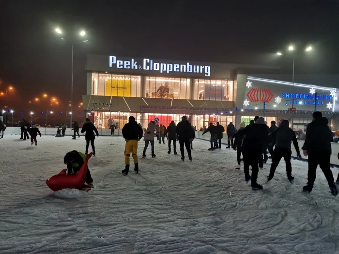 Patinoarul de la Shopping City Timişoara FOTO Both