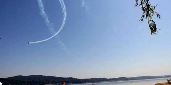 Spectacol aeronautic pe lacul Surduc
