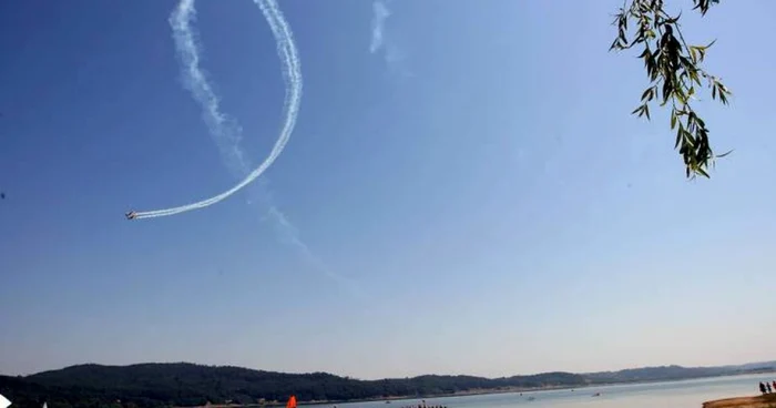 Spectacol aeronautic pe lacul Surduc