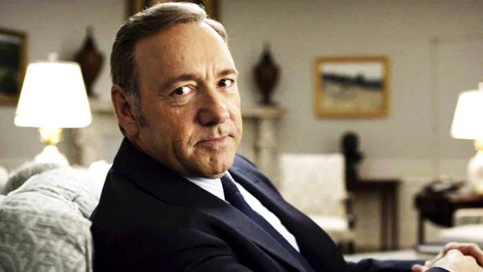 Kevin Spacey a fost dat afară din serialul Netflix după ce au apărut acuzaţii de hărţuire sexuală la adresa lui.