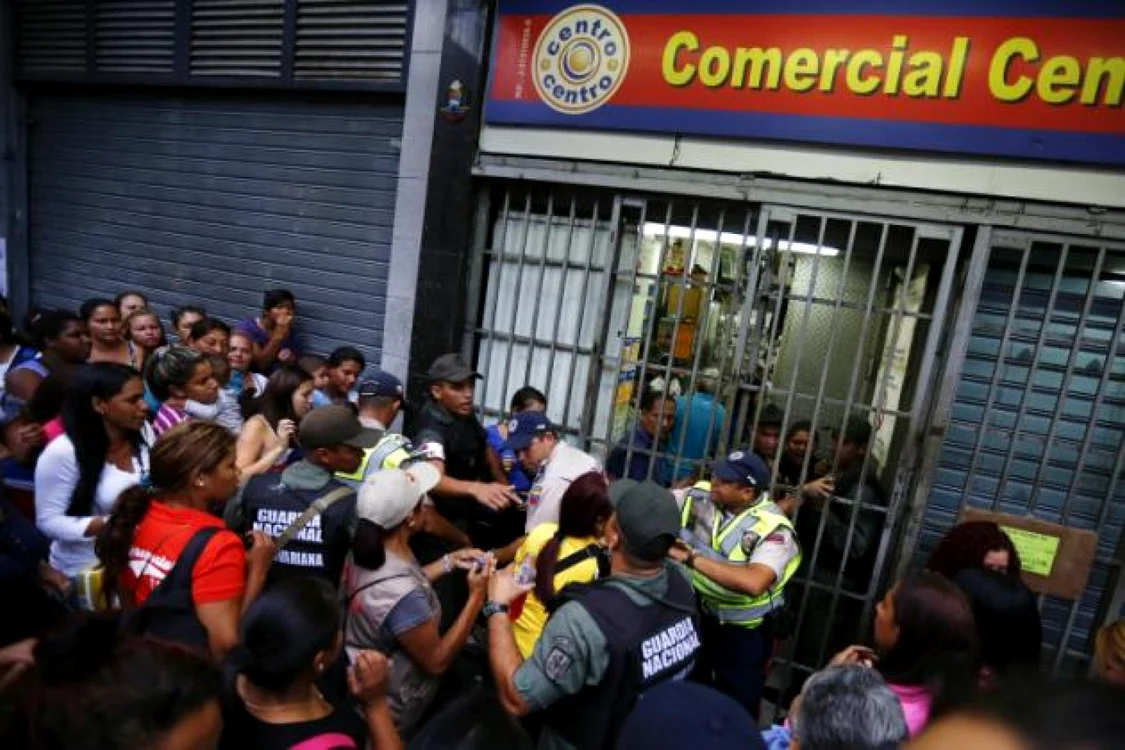 Cozile la magazine care se întind pe străzi întregi reprezintă o imagine obişnuită acum în Venezuela