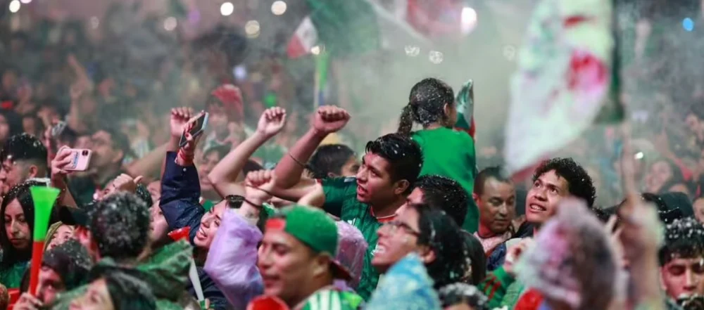 Fanii Mexicului și-au pus în practică celebra strategie. I-au terorizat pe englezi înaintea duelului din optimi: artificii și fanfară la hotel