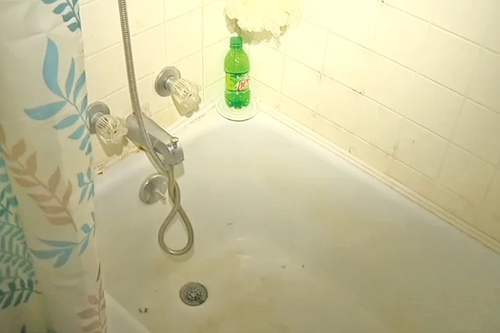 Femeia care cântăreşte 160 kg nu a mai putut ieşi din cadă