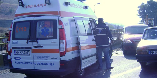 Două persoane au fost transportate de urgenţă la spital