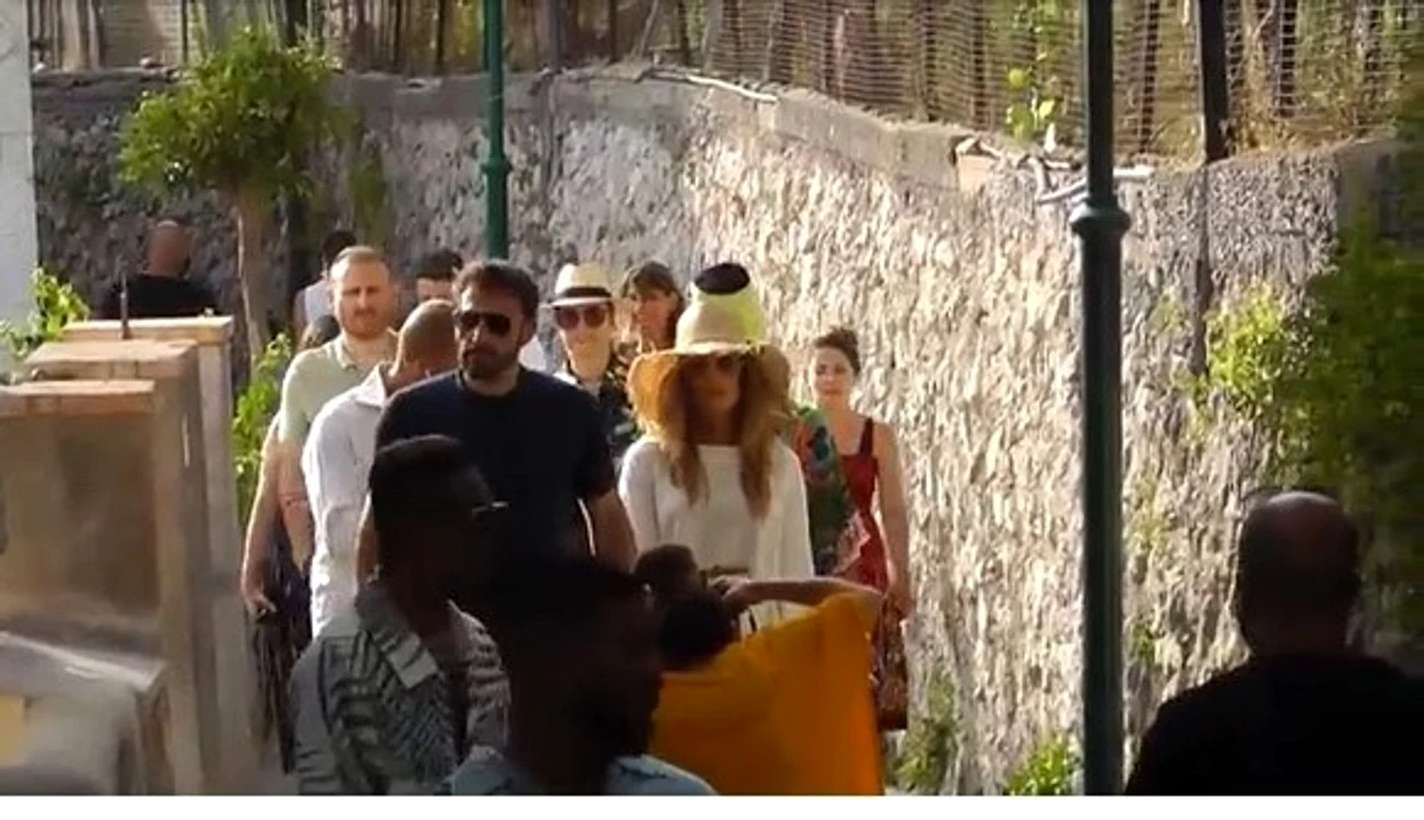 
    Andreea Marin și Adrian Brâncoveanu au dat nas în nas cu celebrul cuplu J.Lo-Ben Affleck, pe străzile idilice din Capri Sursă foto: Captură video   