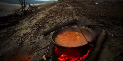 Pescuit de crap pe Dunăre - peşte gătit de pescari pe malul Dunării Sursa Youtube / Daniel Ionuţ