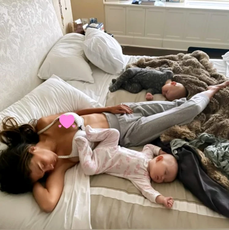 
    Hilaria Baldwin a adormit bebelușii sau bebelușii au adormit-o pe ea?foto: Instagram  