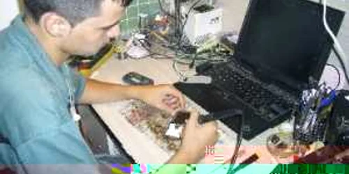 Bacău: Criza îi duce pe tineri cu mobilele la reparat