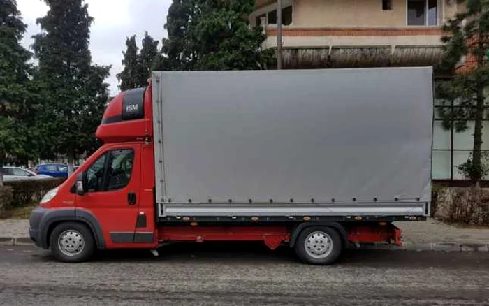 Camionul cu cărţi. FOTO: Biblioteca judeţeană din Deva.