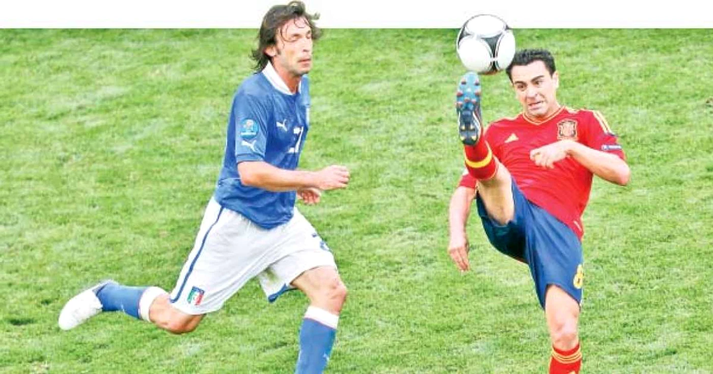 Xavi (în roşu) e principalul pasator al naţionalei Spaniei, fiind şi deţinătorul recordului de la Campionatele Europene
