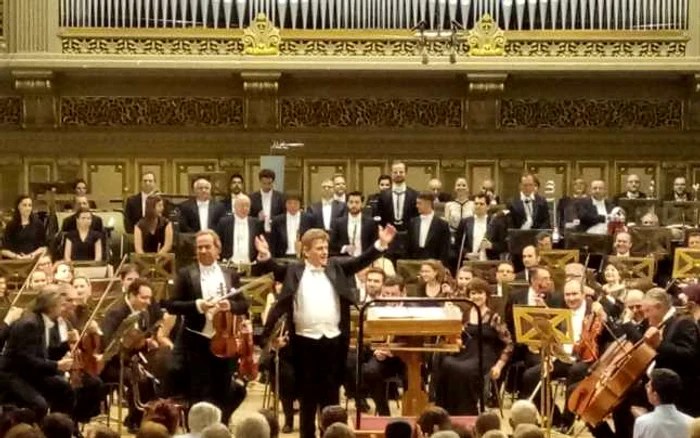 Chistian Badea, alături de Orchestra simfonică a Filarmonicii "George Enescu" FOTO: Rona David