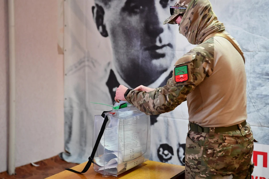 Participant la „referendumul” organizat de Rusia în Ucraina FOTO Profimedia