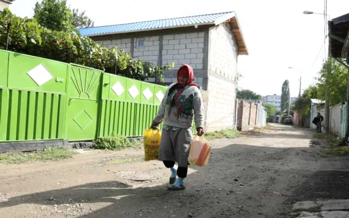 Strada arată exact ca un drum de ţară Foto: Bogdan Dimofte