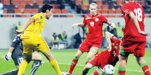 Marica (stânga) şi colegii săi au înfruntat Belarusul în faţa unor tribune goale