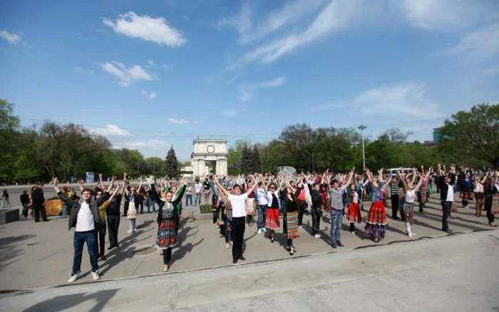 Tinerii simulează evenimentul de mâine