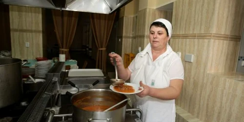 Tanti Costina găteşte, face curăţenie şi îi serveşte pe cei mici
