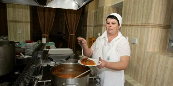 Tanti Costina găteşte, face curăţenie şi îi serveşte pe cei mici