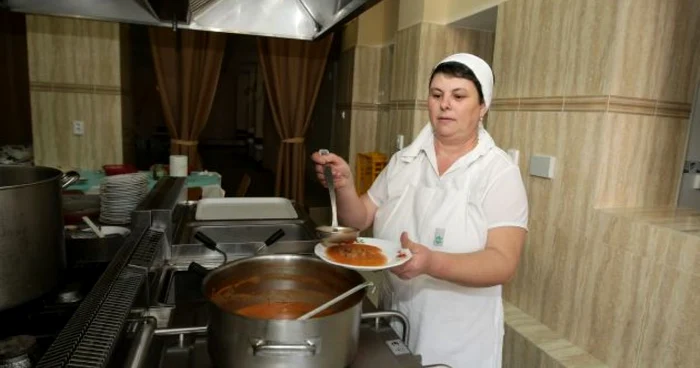 Tanti Costina găteşte, face curăţenie şi îi serveşte pe cei mici