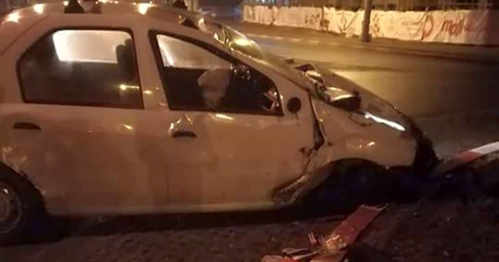 Maşina implicată în accident s-a făcut zob FOTO Facebook/ GSDG