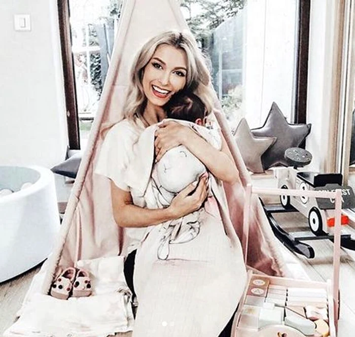 Andreea Bălan mai stă câteva zile în spital, după care se va putea întoarce acasă la cele două fetițe