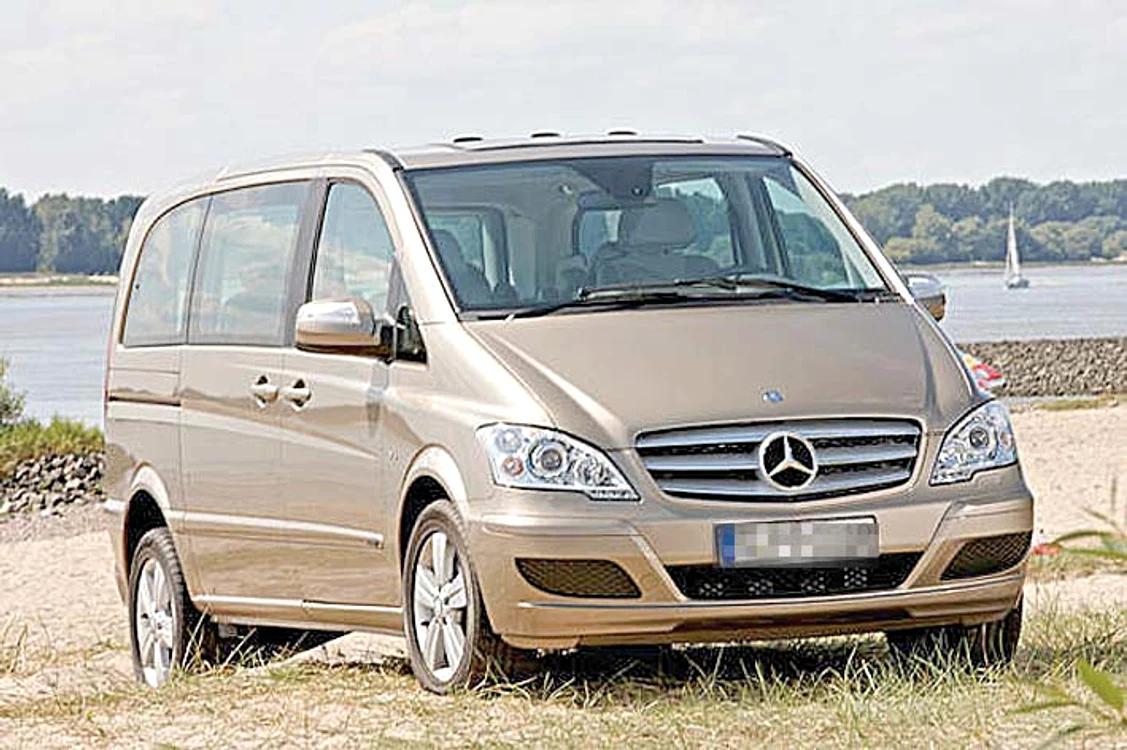 Cântăreţul avea un Mercedes Viano