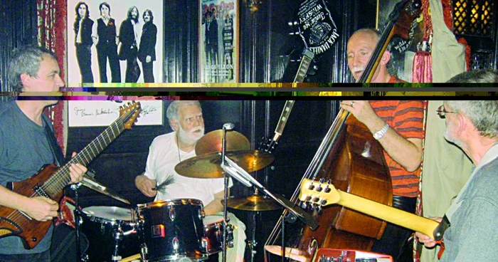 Bateristul Eugen Gondi alături de jazzmanii Johny Bota şi Toni Kuhn