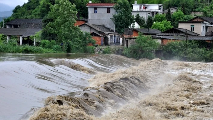 
    Oamenii din zonă sunt evacuați de pompieri din calea apelor furioaseFoto: Arhiva  