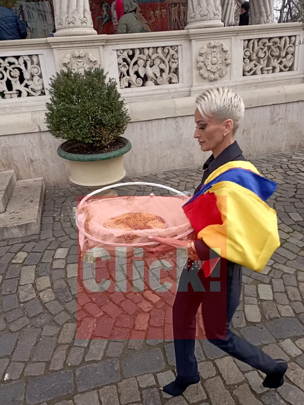 Gabriela Lucuțar a adus coliva cu foiță de aur sursa Click!